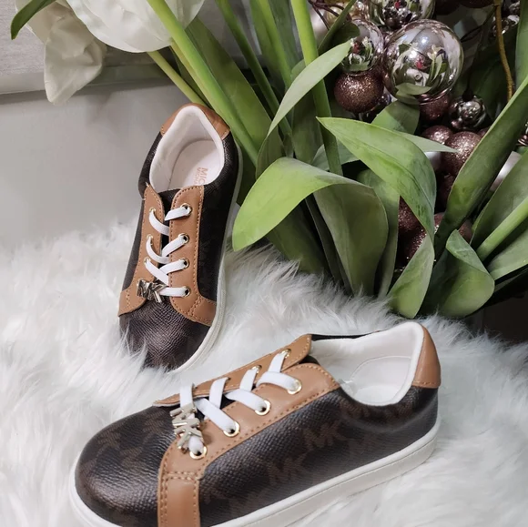 Michael Kors Big Girls Sneaker Size10
